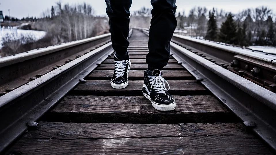 comment laver ses sneakers, chaussures, souliers, baskets, basquettes, tips, hacks, trucs, rénovers, rendre comme neuf